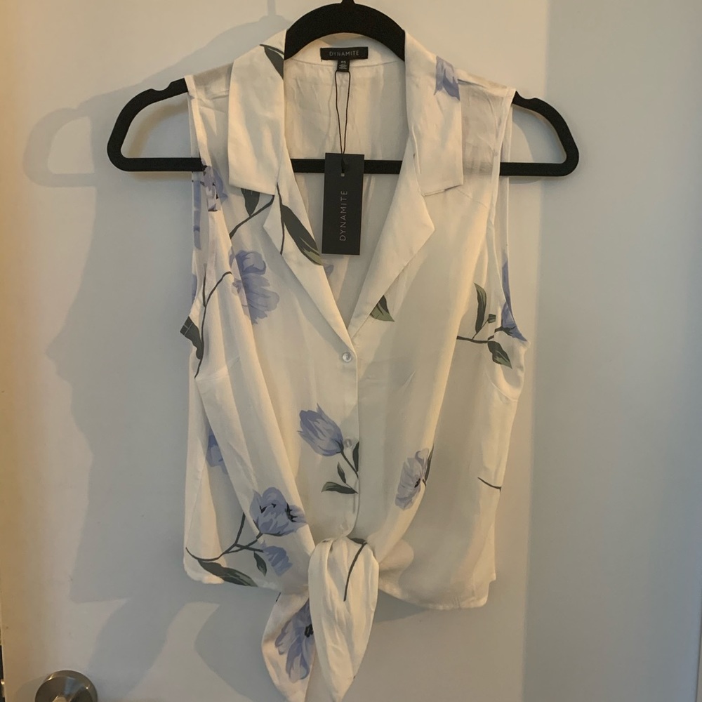Dynamite White patterned blouse NWT